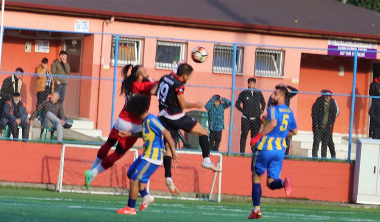 Futbolcuyla çarpışan kaleci yoğun bakıma alındı