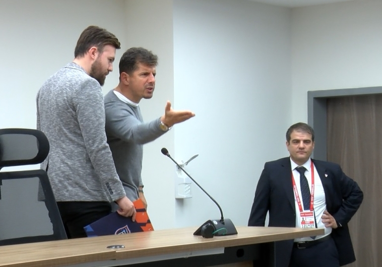 Basın toplantısında Emre Belözoğlu ile gazeteci arasında gerginlik