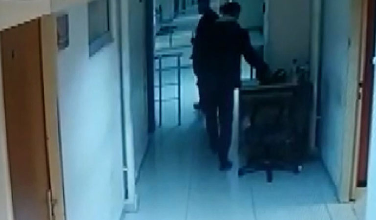 Hırsızlıktan serbest kaldıkları adliyede polisin çantasını çaldılar