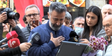 istiklal-caddesinde-en-aci-an-esi-ve-kizini-kaybettigi-noktaya-geldi_1288_dhaphoto1