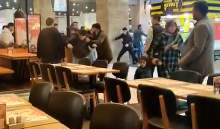 AVM’de boks maçını aratmayan görüntüler