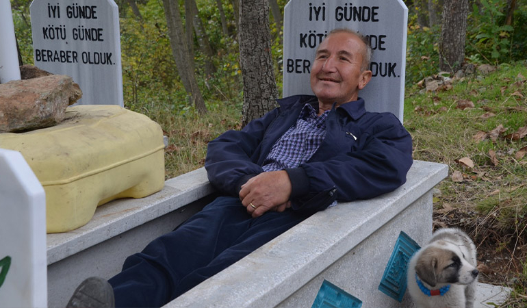 Yorulunca mezarında dinleniyor