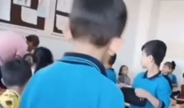 Öğrencisinin boğazını sıkıp bağırdı!