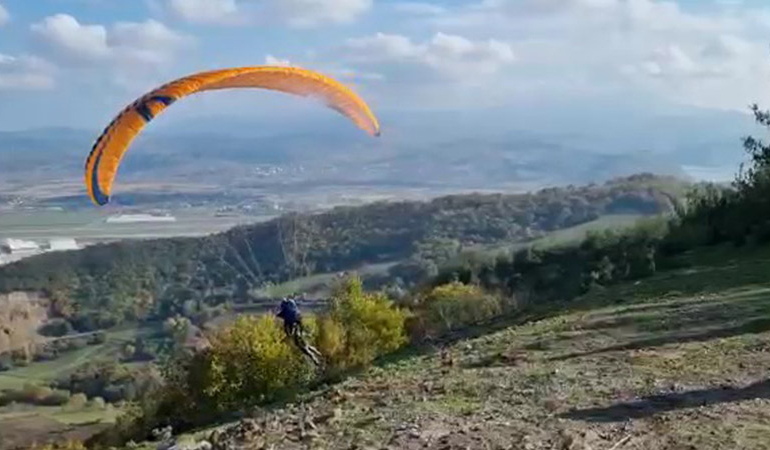 Yamaç paraşütünün ipine takılıp 20 metreden düştü
