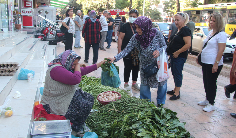 Parası çalınan seyyar satıcı için ‘yeşillik’ kuyruğu