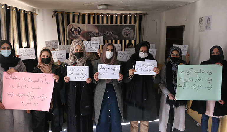 Afgan kadınlardan Taliban’a ‘üniversiteye giriş yasağı’ tepkisi