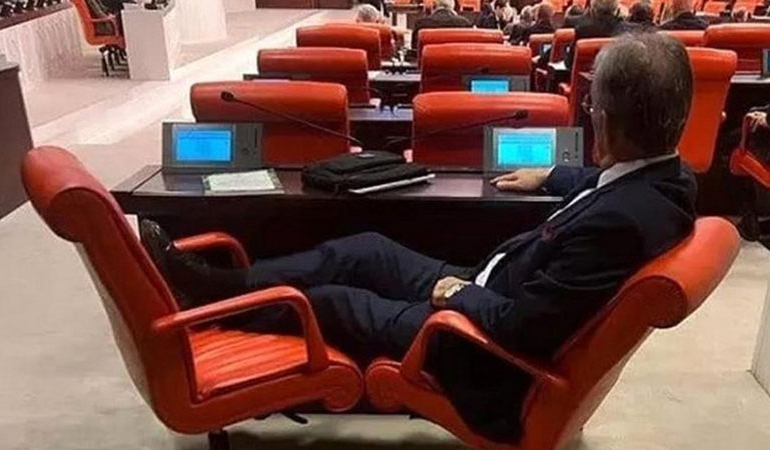 Bütçe görüşmelerini ayaklarını uzatarak dinleyen vekil kim çıktı?