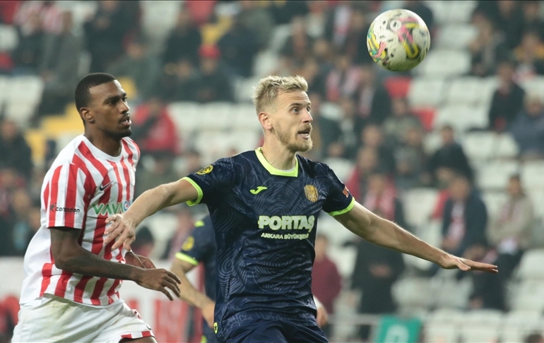 Yeni kural Süper Lig’de ilk kez uygulandı! Futbolseverler ikiye bölündü