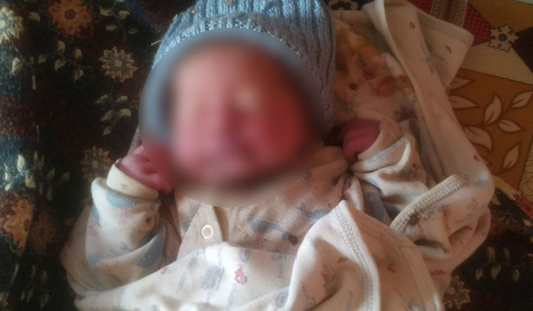 Göbek bağı kesilmemiş bebeği bir evin önüne bıraktılar