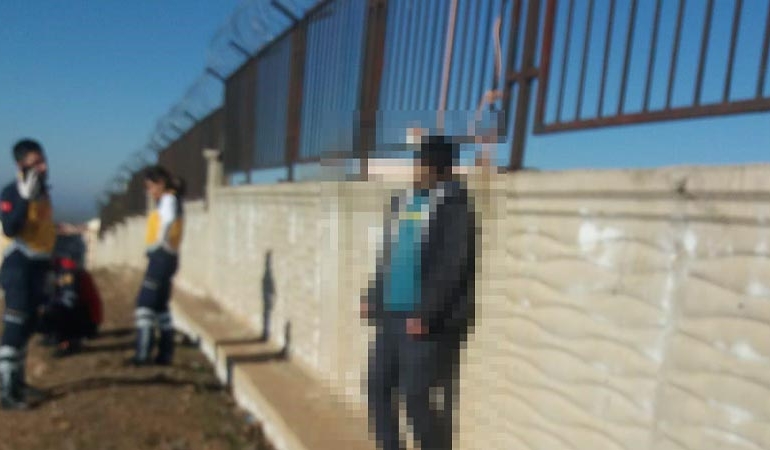 Demir korkulukta asılı halde ölü bulundu