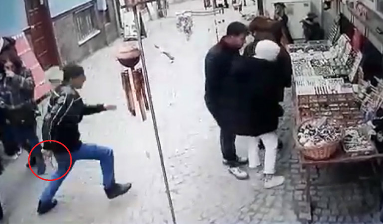 Hediyelik eşya alırken bıçaklandı