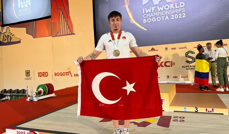 Yusuf Fehmi Genç halterde dünya şampiyonu oldu