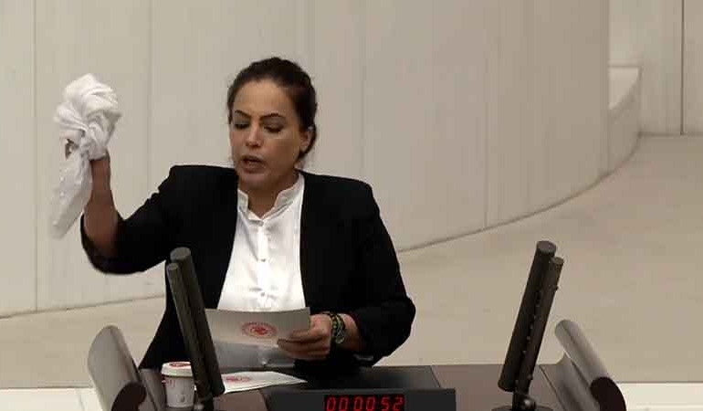 HDP’li vekil, ‘sayın’ dediği terörist Öcalan için Meclis kürsüsünden beyaz tülbent attı