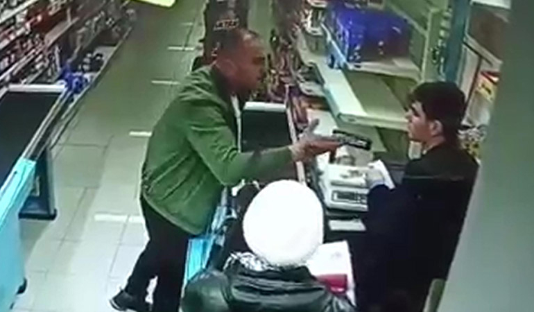 ‘Telefonum kayboldu’ deyip 19 yaşındaki kasiyeri tokatladı