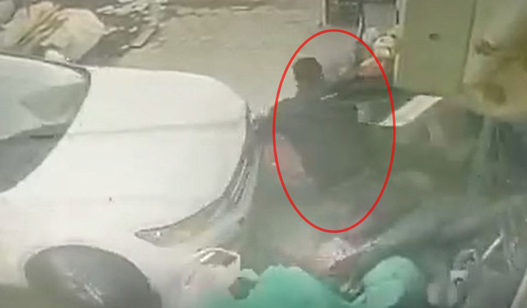İş yerinin duvarı ile araç arasında sıkıştı
