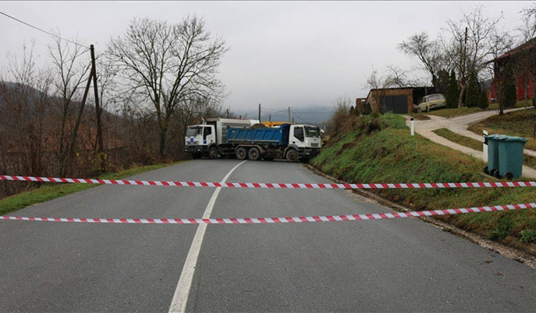 Kosova ve Sırbistan arasındaki gerginlik büyüyor: Yeni barikat kuruldu!
