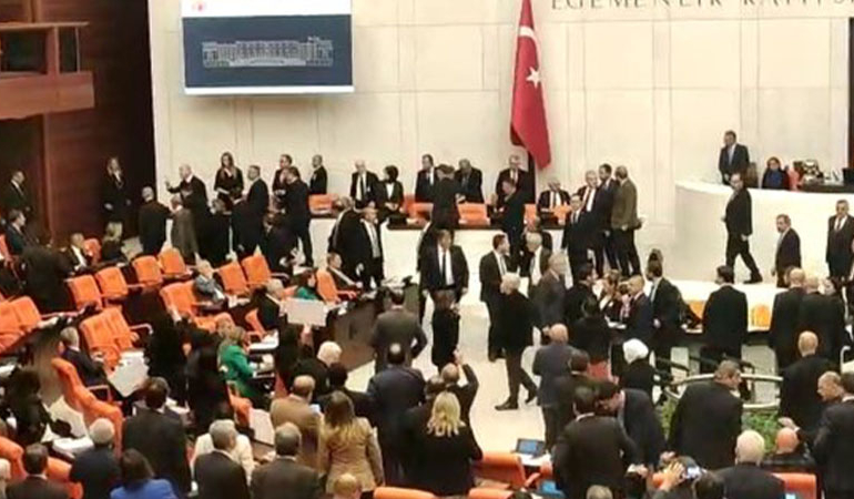 Meclis’te ‘gizli istihbarat raporu’ krizi… ‘Hainsiniz!’