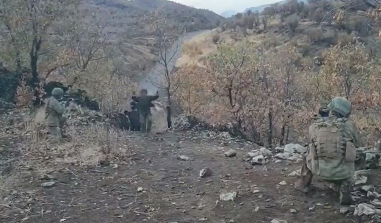 Köşeye sıkışan teröristler böyle teslim oldu