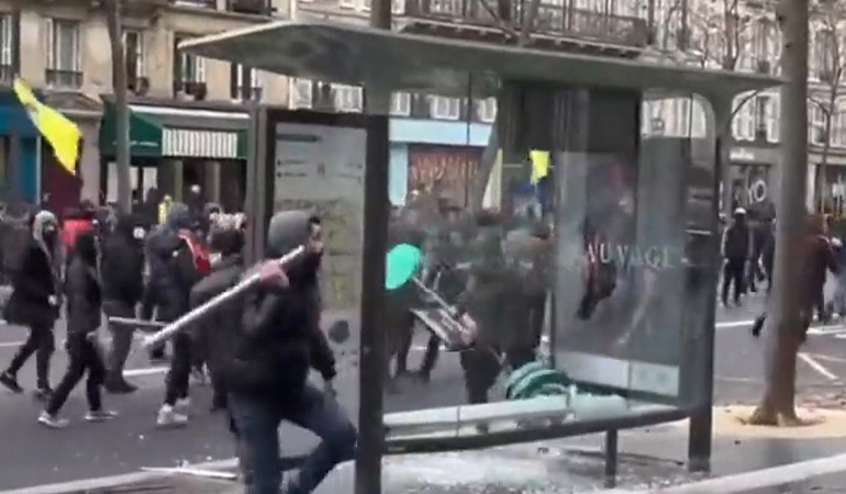 Paris’te sokaklar savaş alanına döndü: PKK yandaşları yerlerde sürüklenerek gözaltına alındı
