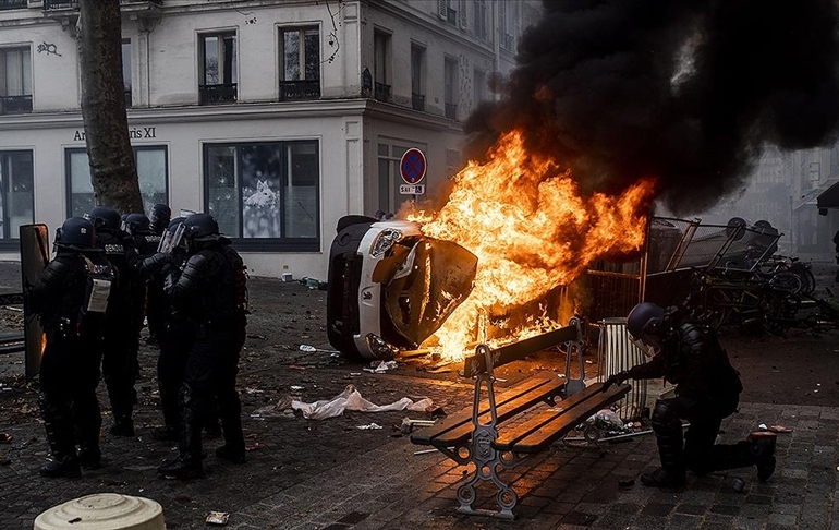 Terör örgütü PKK yanlıları Paris’i savaş alanına çevirdi