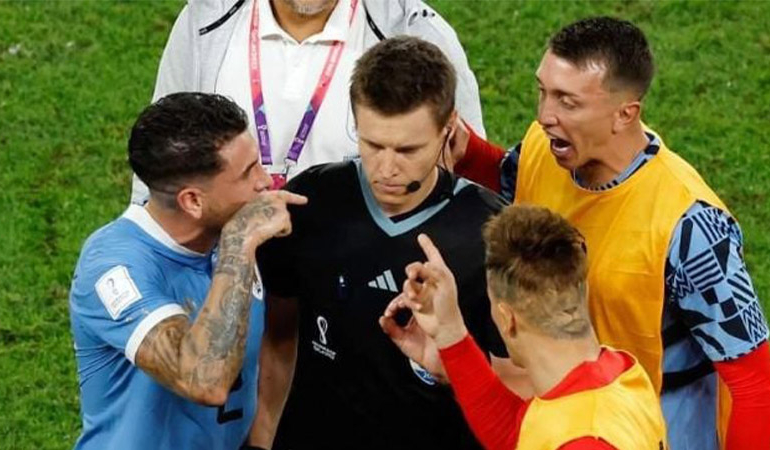 Muslera ve arkadaşları çıldırdı: Uruguaylılardan hakeme sert tepki