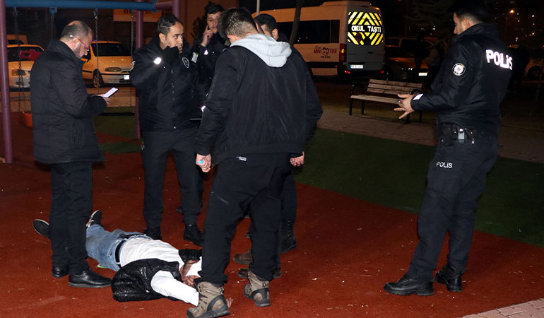 Tartıştığı kişiyi bıçakladıktan sonra bayıldı
