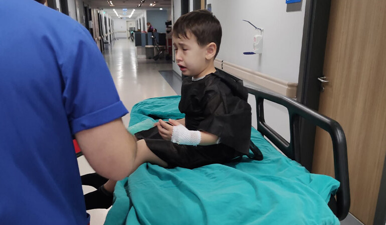 Bademcik ameliyatına giren çocuğun bademciklerini almayı unuttular