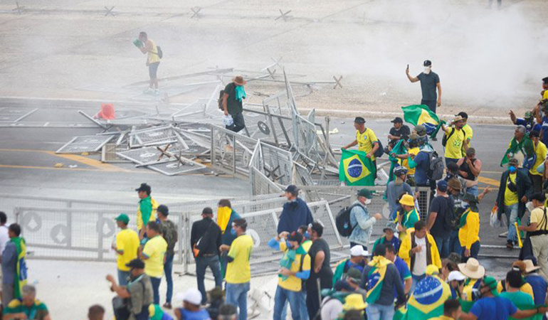 Brezilya’da Bolsonaro destekçileri kongreyi bastı
