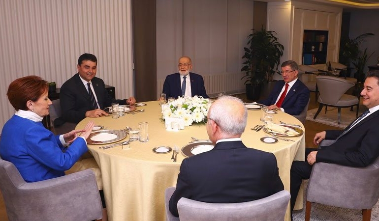 Davutoğlu’na yakın yazar da tepki gösterdi: Tam anlamıyla zaaf göstergesi
