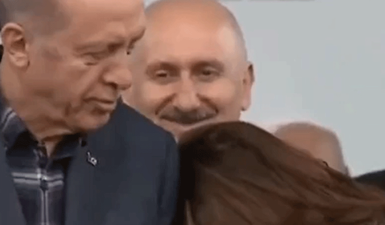 İlginç anlar: Başını Erdoğan’ın omzuna yaslayıp ağladı