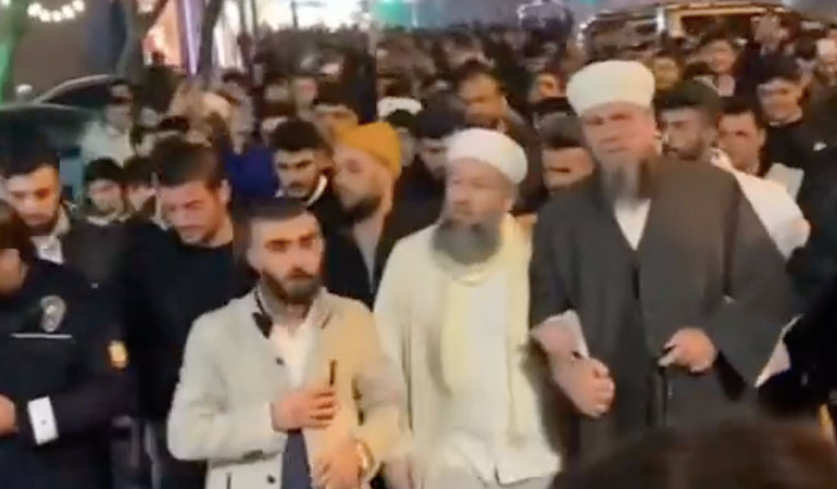 Tarikatçılar yılbaşı gecesi sokağa indi… ‘Takkeli sakallı cübbeli genç ordumuzla…’