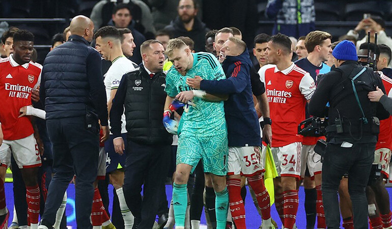 Londra derbisinde saha karıştı: Taraftar, kaleciye tekme attı