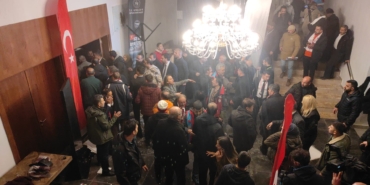 karsta-bir-otelin-asma-tavani-coktu-yaralilar-var_6143_dhaphoto1