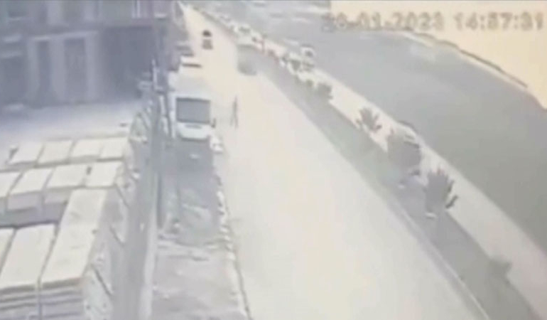Köpekten kaçarken minibüsün çarptığı çocuk öldü