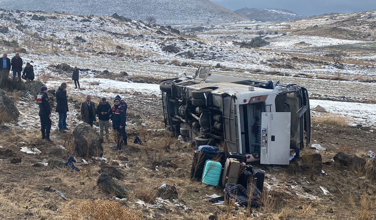 Niğde’de 2 tur midibüsü devrildi, müdahaleye giden itfaiye kaza yaptı: 1 ölü, 47 yaralı