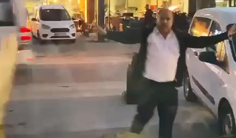 Otobüsün peşinden koşan yolcuya sinirlenince seferi yarım bıraktı