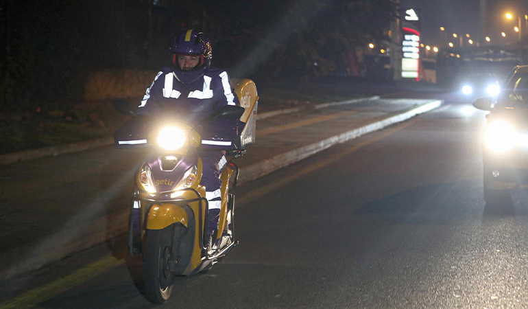 Bakan Varank, yeni yıla ‘motokurye’ olarak girdi