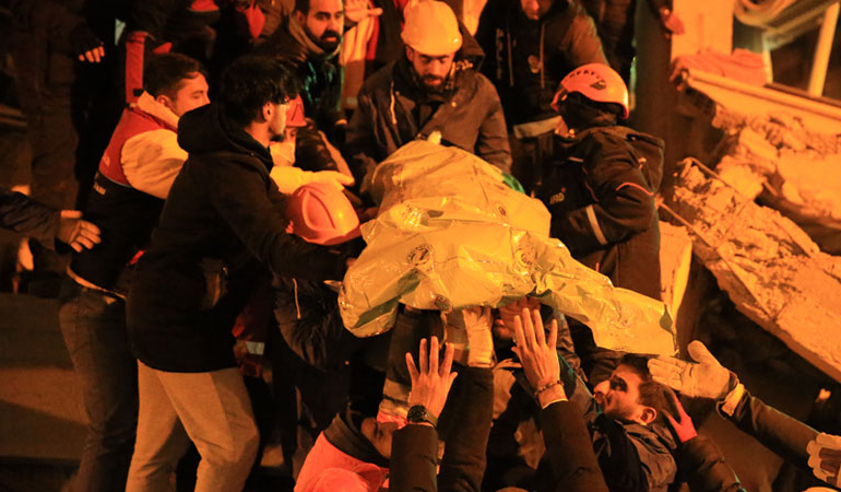 Diyarbakır’daki enkazdan 21. saatte kurtarıldı