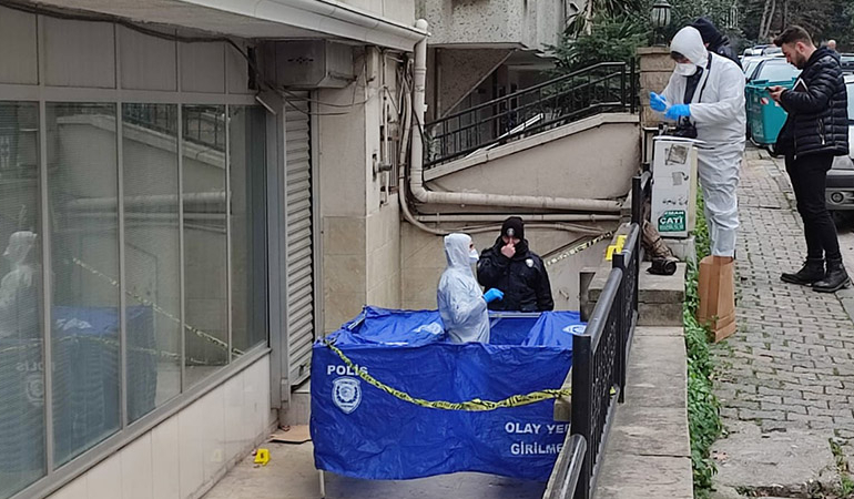 Yeni doğan bebeğini pencereden attı!