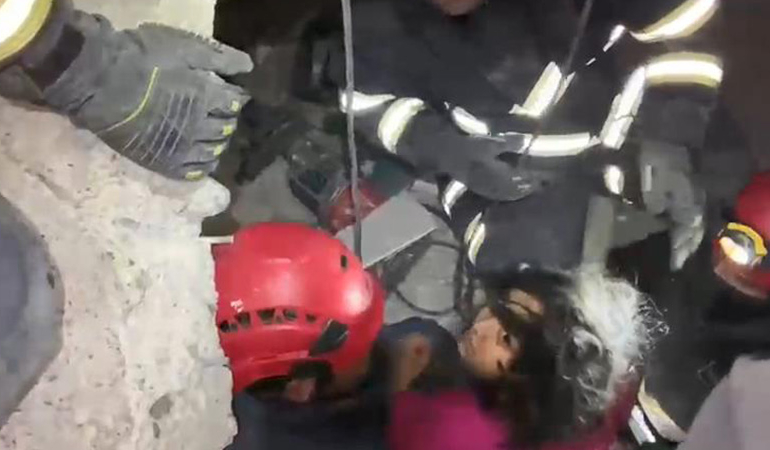 Dört yaşındaki kız çocuğu 42 saat sonra enkazdan kurtarıldı