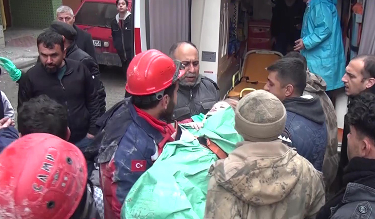 Kız çocuğu enkazdan böyle çıkarıldı… ‘Yavrum yaşayacaksın’