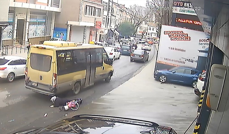 Ayağı takılıp düşen kadın ölümden döndü