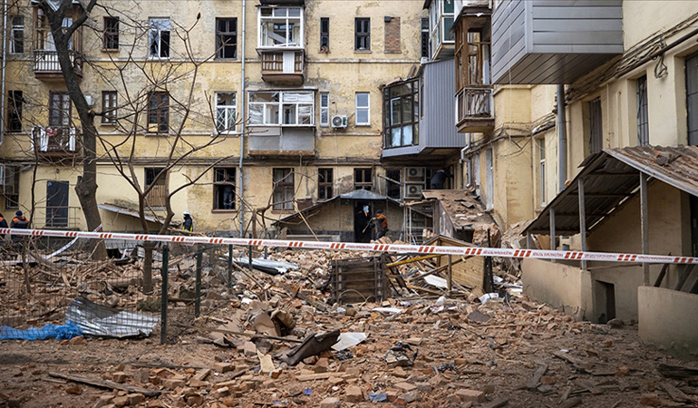 Ukrayna’da apartmana füze isabet etti