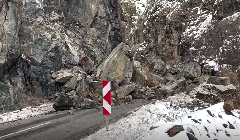 Artvin-Ardahan kara yolunda korkutan heyelan