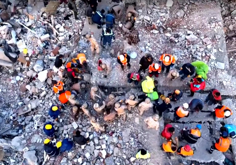 İskenderun’da arama kurtarma çalışmaları havadan görüntülendi