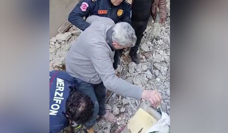 İtfaiye eri enkazdan çıkardıkları yaşlı adama kendi botlarını giydirdi