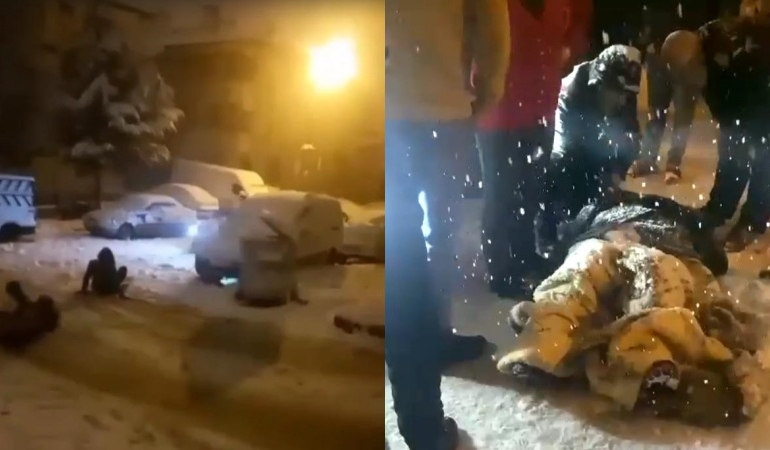 Karda poşetle kayan kadınlara araba çarptı