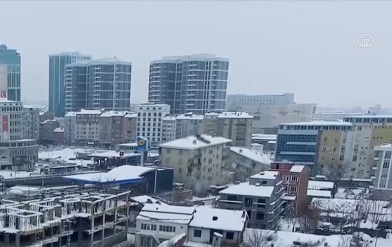 İkinci depremde 5 binanın çökme anı görüntülendi