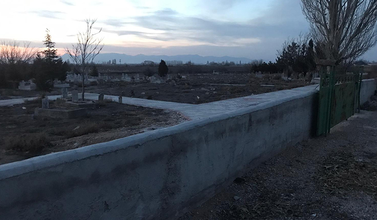 Mezarlıkta bedeninin yarısı toprağa gömülü kadın cesedi bulundu