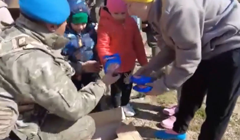 Mehmetçik, deprem bölgesinde yüzleri gülümsetti